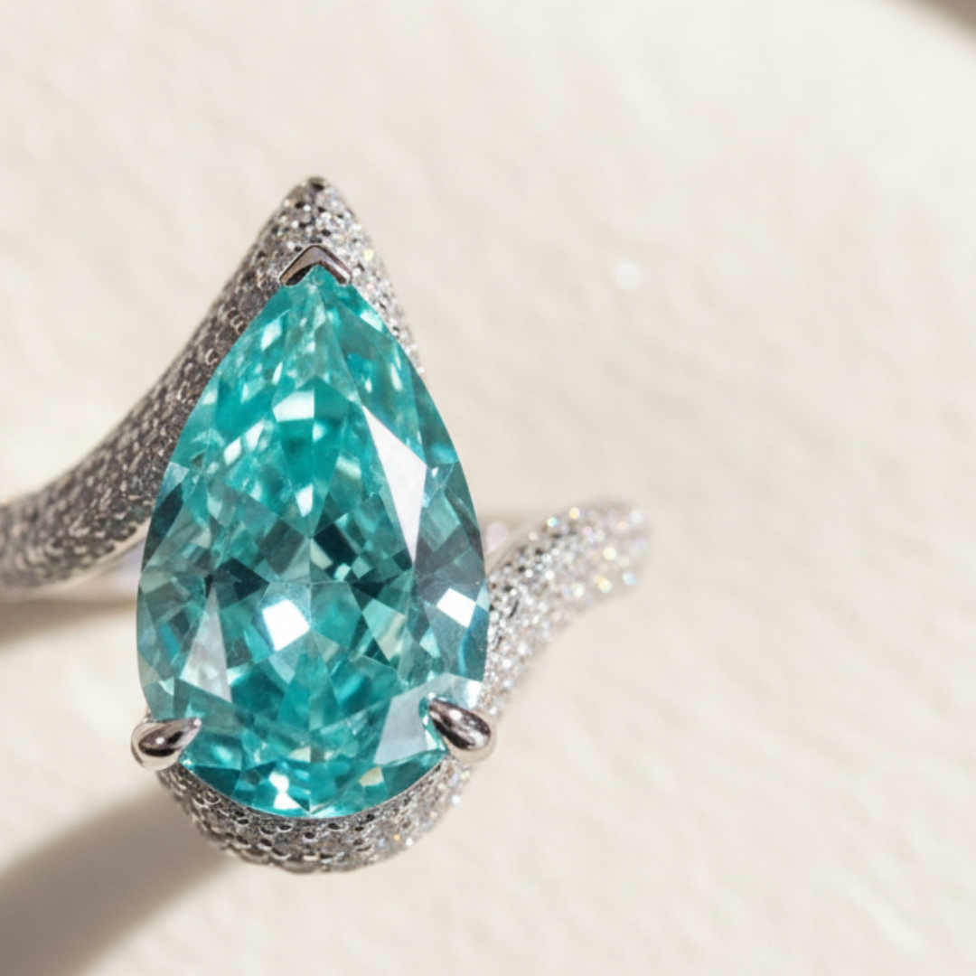 טבעת פראיבה בחיתוך אגס – ציפוי פלטינה