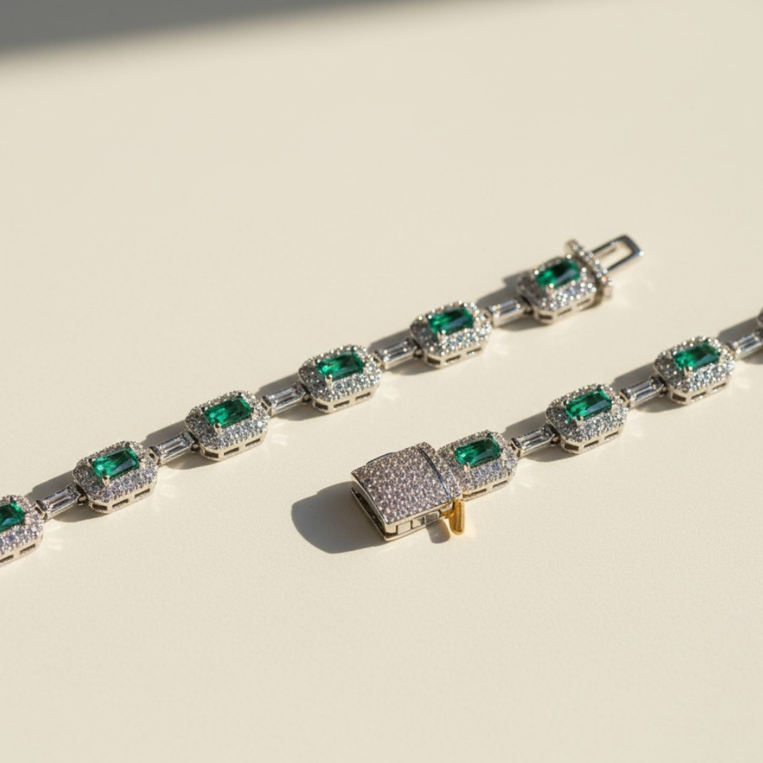 היוקרה שבירוק: צמיד אמרלד אייס נוצץ